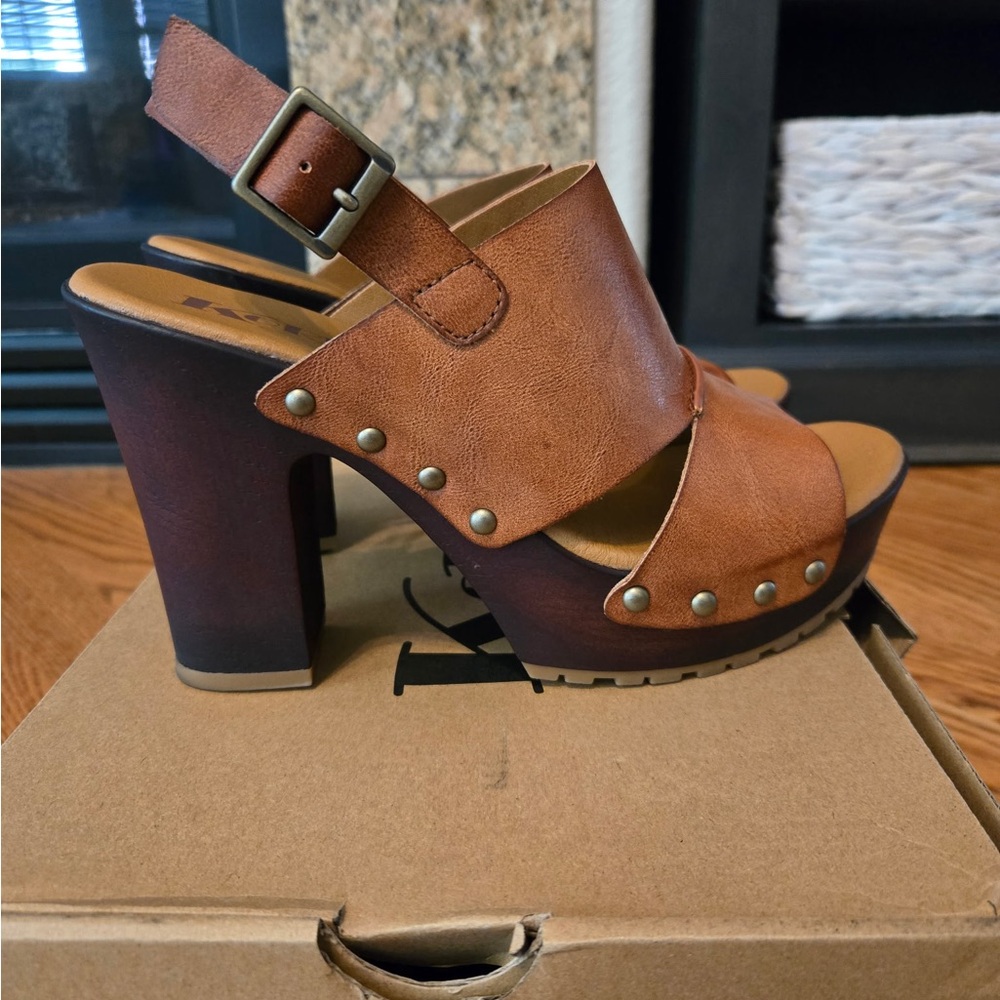 Elegant Brown Leather Heeled Sandals